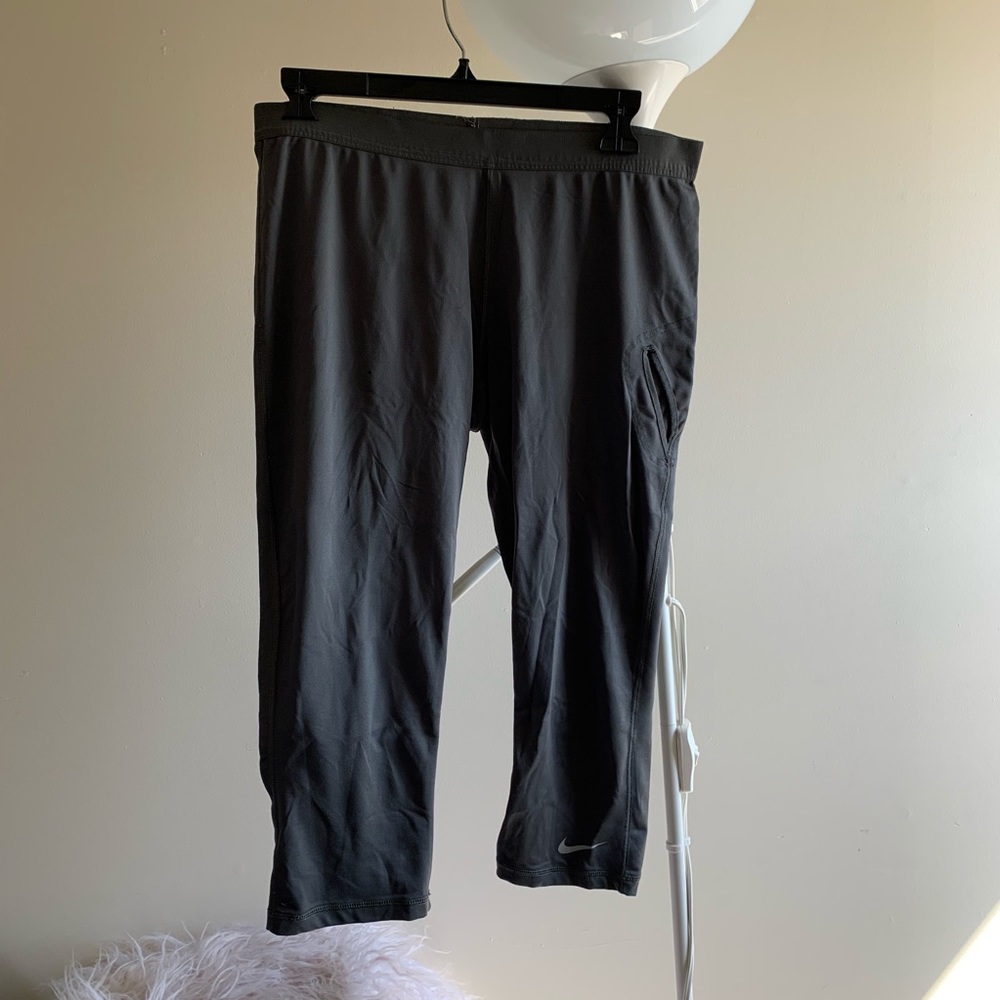 nike cropped leggings // dry fit // small spot on